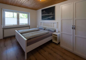Doppelbett mit Schrank